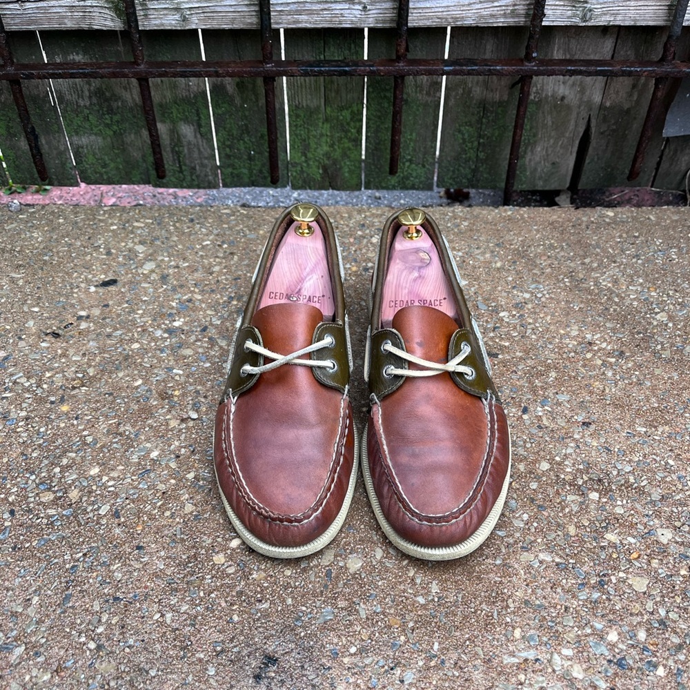 Sperry Authentic Original 2-Eye Boat Shoe -- 10M in Tan/Green